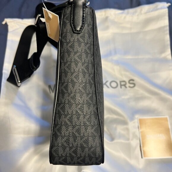 MICHAEL KORS CROSSBODY NWT | Dust Bag and retail store bag included. - Picture 14 of 16